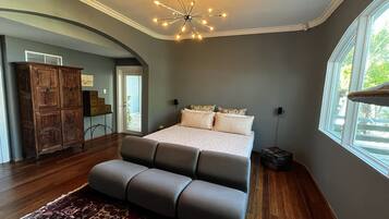 5 soverom, safe på rommet, strykejern/-brett og wi-fi (inkludert)