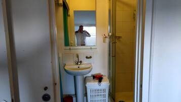 Sèche-cheveux, serviettes fournies, papier toilette