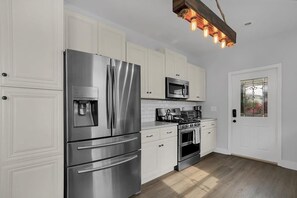 Refrigerador, microondas, horno y parrilla de estufa