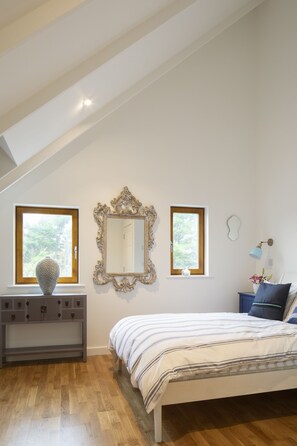 5 bedrooms, iron/ironing board, travel crib, WiFi