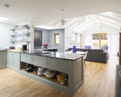 Camber Sands House
Luxury 5 En-Suite bedrooms, minutes from beach. Dog friendly!