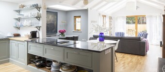 Camber Sands House
Luxury 5 En-Suite bedrooms, minutes from beach. Dog friendly!