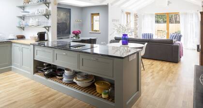 Camber Sands House
Luxury 5 En-Suite bedrooms, minutes from beach. Dog friendly!