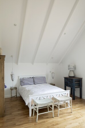 5 bedrooms, iron/ironing board, travel crib, WiFi