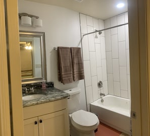 Séchoir à cheveux, serviettes fournies, savon, papier de toilette