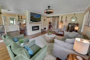 Smart TV, fireplace, DVD player, books