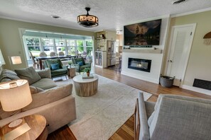 Una Smart TV, una chimenea, un reproductor de DVD, libros