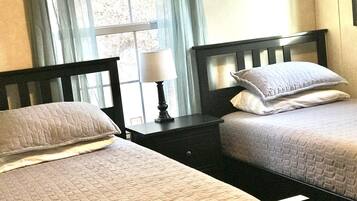 3 habitaciones, escritorio, tabla de planchar con plancha y wifi gratis