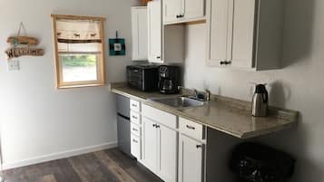 Refrigerador, microondas, cafetera y tetera y tostadora
