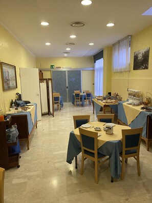 Daily continental breakfast (EUR 10 per person) - Hotel Bristol Enna (Enna)