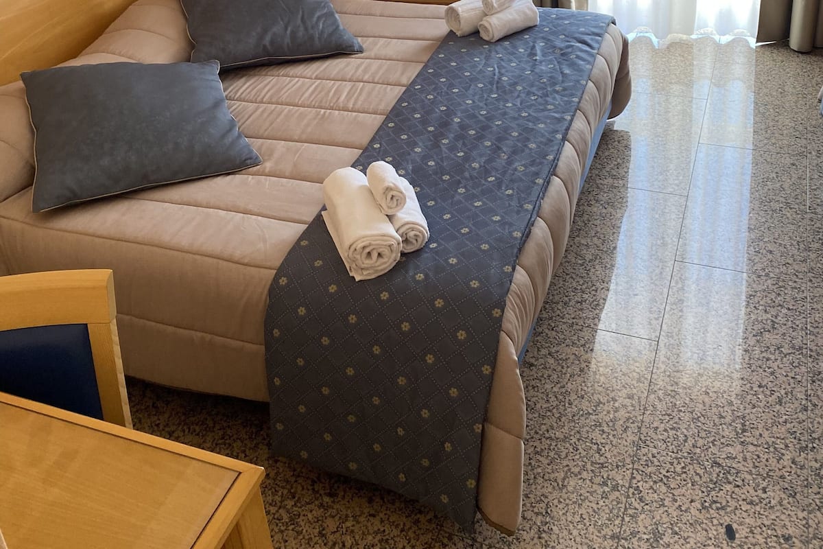 Down comforters, desk, laptop workspace, free WiFi