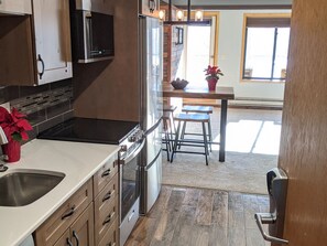 Kjøleskap, mikrobølgeovn, kokeplater og oppvaskmaskin