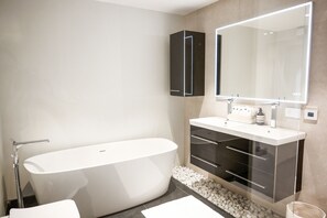 Een bad, een haardroger, een bidet, handdoeken