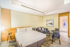 In-room safe, soundproofing, free WiFi, bed sheets