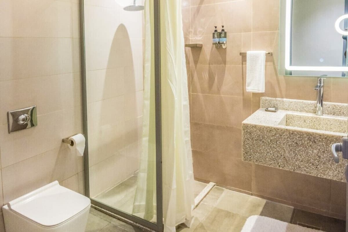 Pancuran mandi, pengering rambut, jubah mandi, selipar