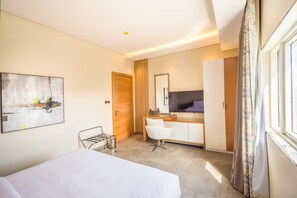 In-room safe, soundproofing, free WiFi, bed sheets - Ewaa Express Hotel - AlRawda (Jeddah)