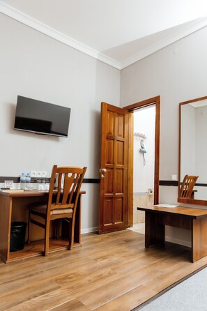 Habitación triple clásica | Escritorio, cortinas opacas, tabla de planchar con plancha y wifi gratis