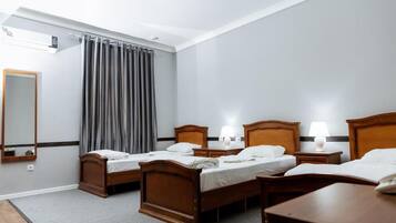 Classic Triple Room | Desk, free WiFi
