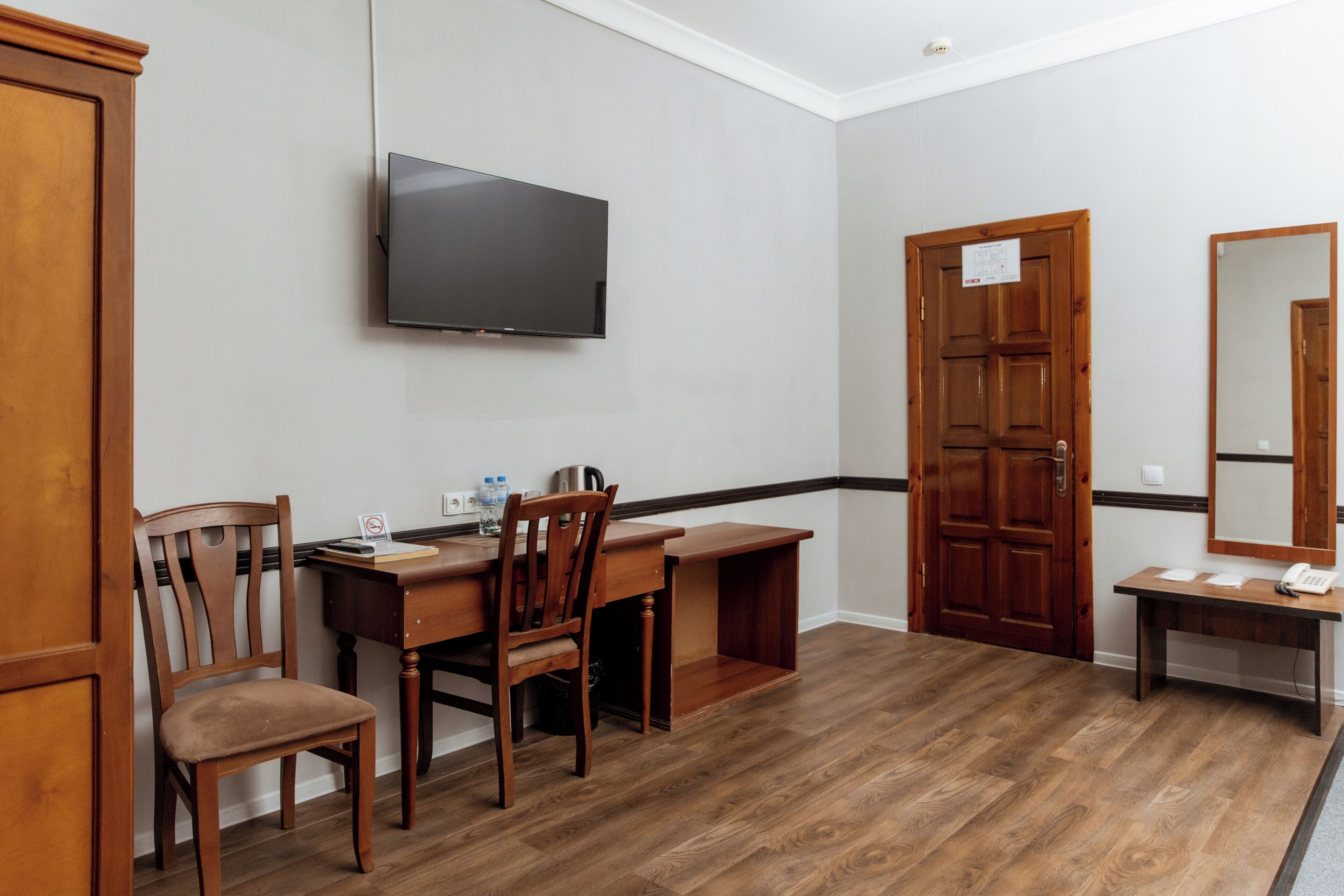 Habitación familiar con 2 camas individuales | Escritorio, cortinas opacas, tabla de planchar con plancha y wifi gratis