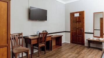 Habitación familiar con 2 camas individuales | Escritorio, cortinas opacas, tabla de planchar con plancha y wifi gratis