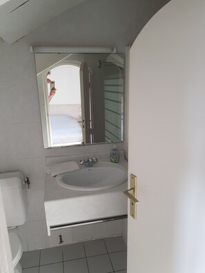 Badekar, hårføner, håndklær og såpe