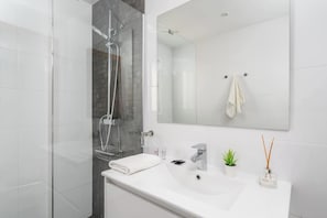 Douche, articles de toilette gratuits, sĂšche-cheveux