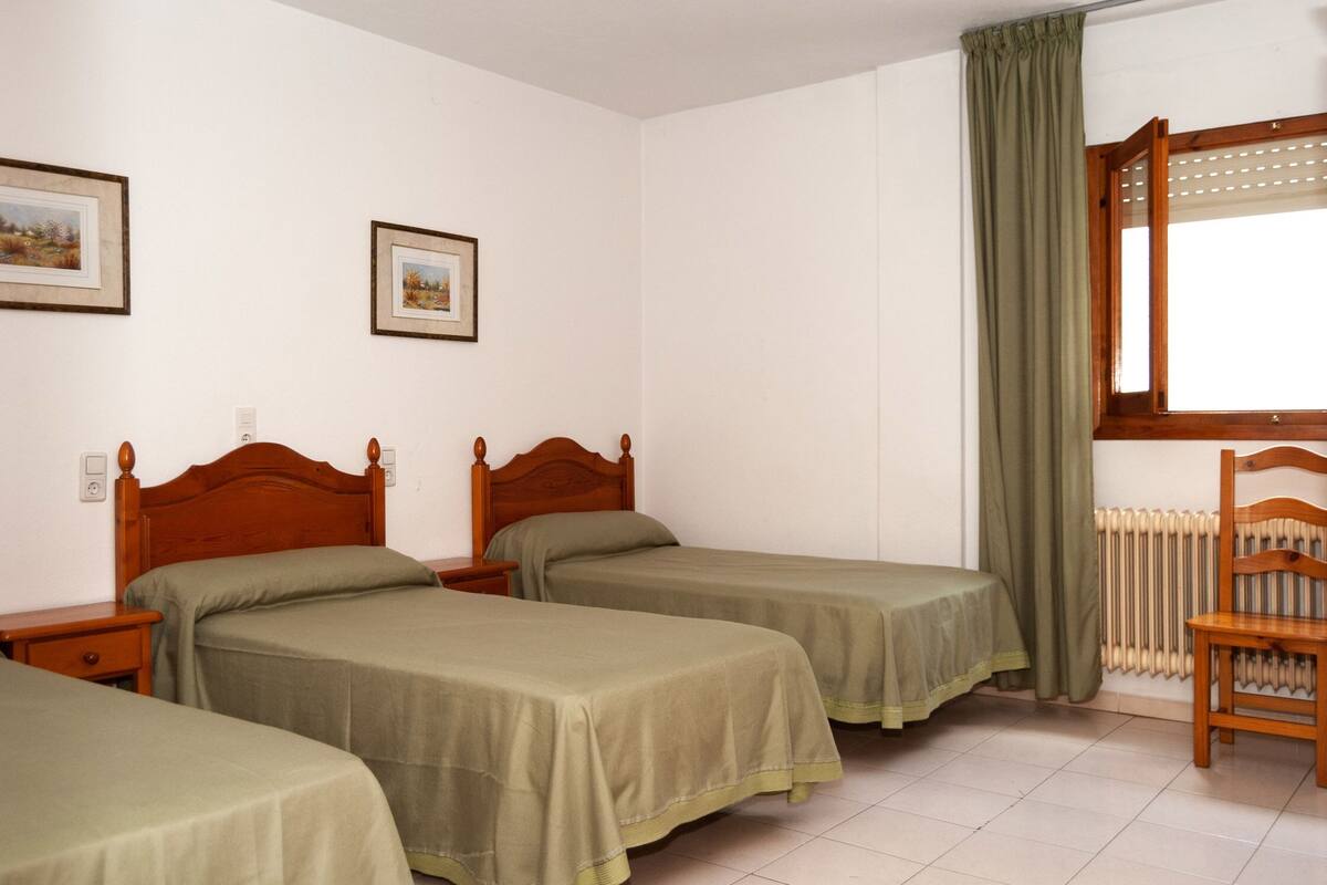 Basic Room, Multiple Beds, Non Smoking, Private Bathroom