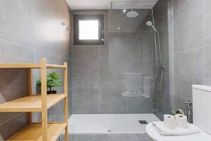 Badewanne, Haartrockner, Handtücher, Shampoo