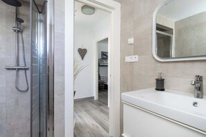 Shower, hair dryer, towels, shampoo