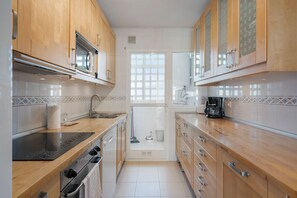 Køleskab, mikrobølgeovn, ovn, kogeplade