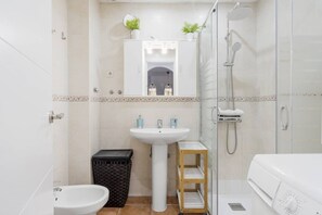 Douche, sèche-cheveux, serviettes fournies