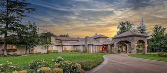 The Oaktree Estate by Fieldtrip | 7 Acre Private Resort with Lake, Pool & Vineyard