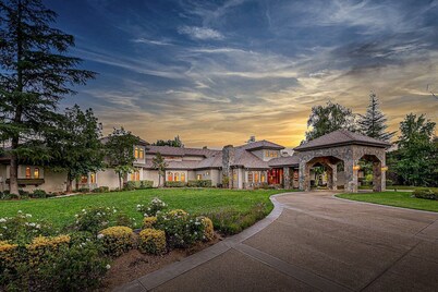 The Oaktree Estate by Fieldtrip | 7 Acre Private Resort with Lake, Pool & Vineyard