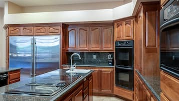 Frigorífic, microones, forn i placa de cuina