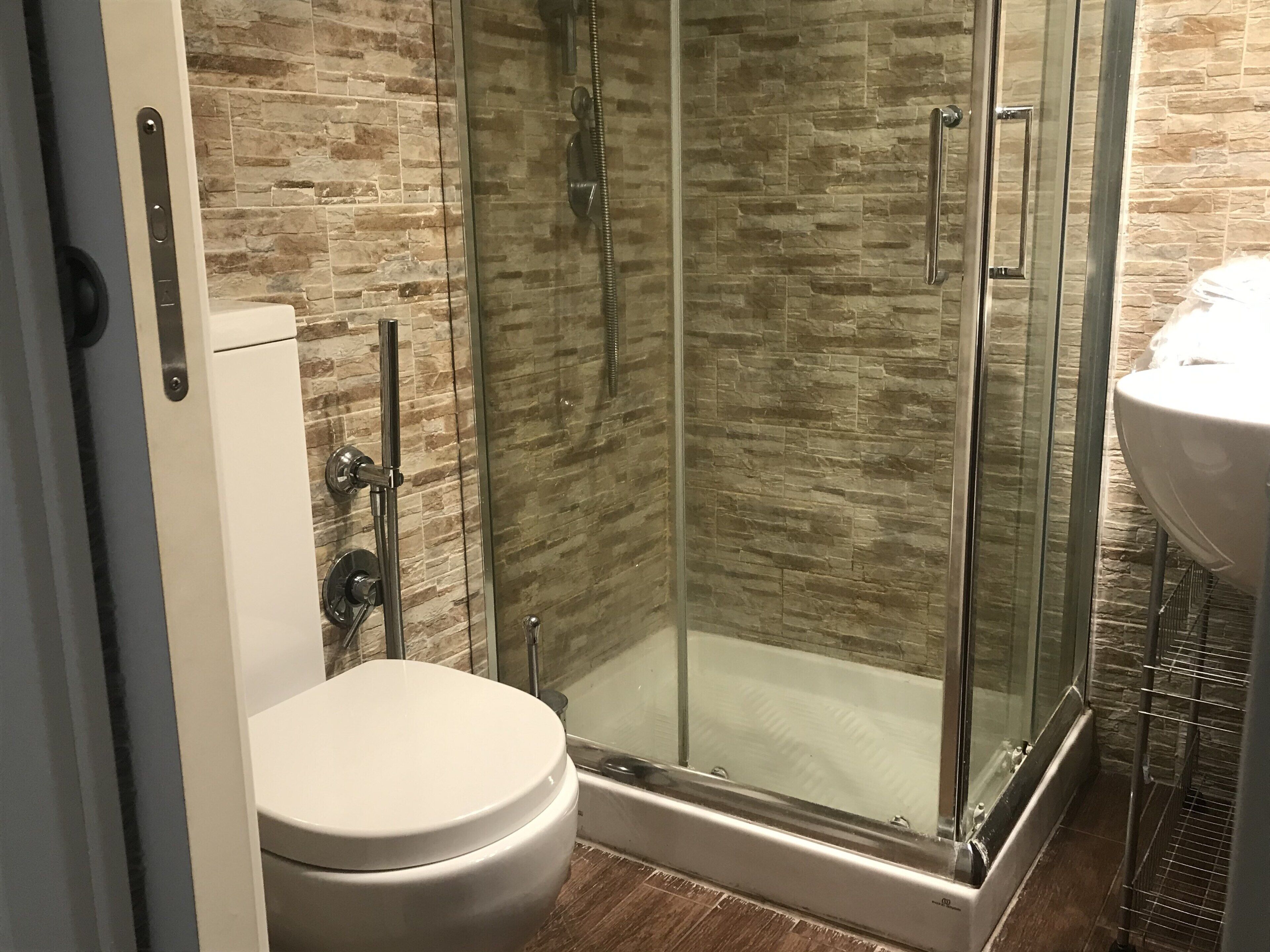 Douche, séchoir à cheveux, bidet, serviettes fournies