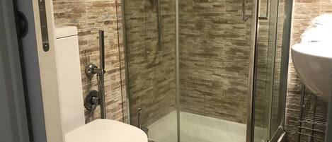Douche, séchoir à cheveux, bidet, serviettes fournies