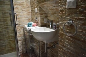 Shower, hair dryer, bidet, towels - Vacation home La Collegiata (Catania)