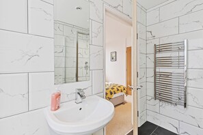 Combined shower/tub, hair dryer, towels