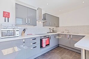 Frigorífico, microondas, tostadora y utensilios de cocina