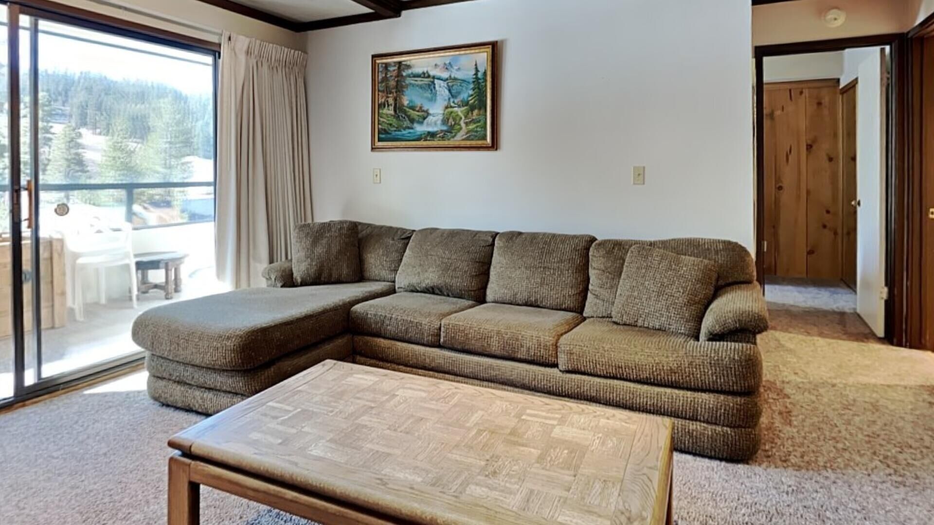 Televisión, chimenea y reproductor de DVD 