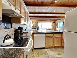 Frigorífico, microondas, horno y lavavajillas