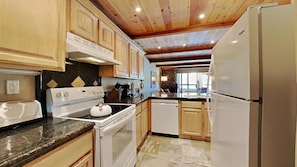 Een koelkast, een microgolfoven, een oven, een vaatwasser