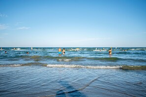 On the beach, white sand - Apartament Katrina (Navodari)