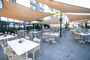 Outdoor dining - Apartament Katrina (Navodari)