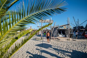 PĂ„ stranden och vit sandstrand