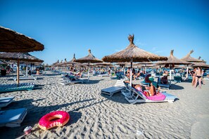 On the beach, white sand - Apartament Katrina (Navodari)