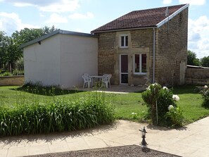 Outdoor dining - Gîte l'étable aux deux noix (ARC EN BARROIS)
