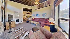 Fernseher, Kamin, DVD-Player