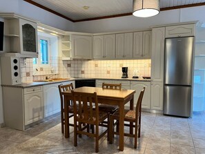 Fridge, oven, stovetop, electric kettle