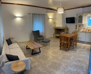 TV - Villa with private pool in peaceful location-Villa Delfini (Lakka)